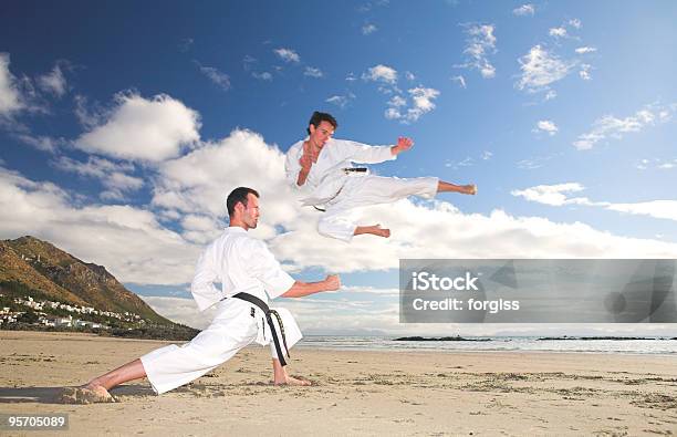 Hombres Practicar Karate En La Playa Foto de stock y más banco de imágenes de Patada voladora - Artes marciales - Patada voladora - Artes marciales, Taekwondo, Adulto