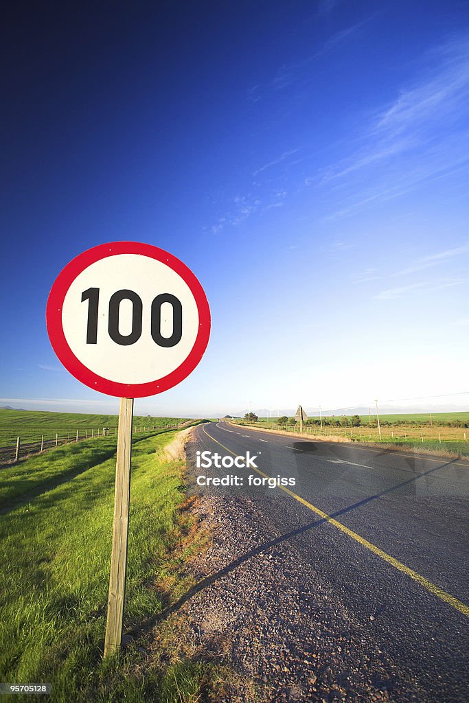Дорожный знак для ограничения скорости - Стоковые фото 100 роялти-фри
