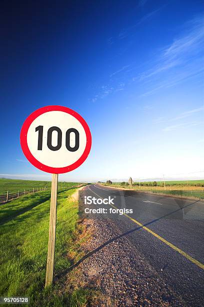 Дорожный Знак Для Ограничения Скорости — стоковые фотографии и другие картинки 100 - 100, Скорость, На краю