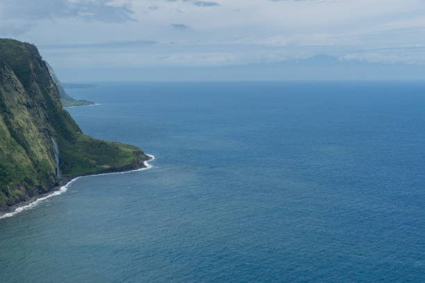 バック グラウンドでシルエットがマウイ島ハワイの島のワイピオ渓谷の美しい眺め - hawaii islands maui big island tropical climate ストックフォトと画像