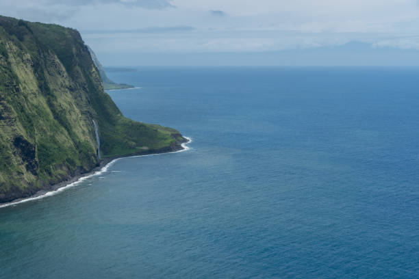 バック グラウンドでシルエットがマウイ島ハワイの島のワイピオ渓谷の美しい眺め - hawaii islands maui big island tropical climate ストックフォトと画像