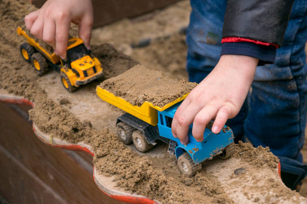 petit enfant jouant avec des jouets - sandbox child human hand sand photos et images de collection