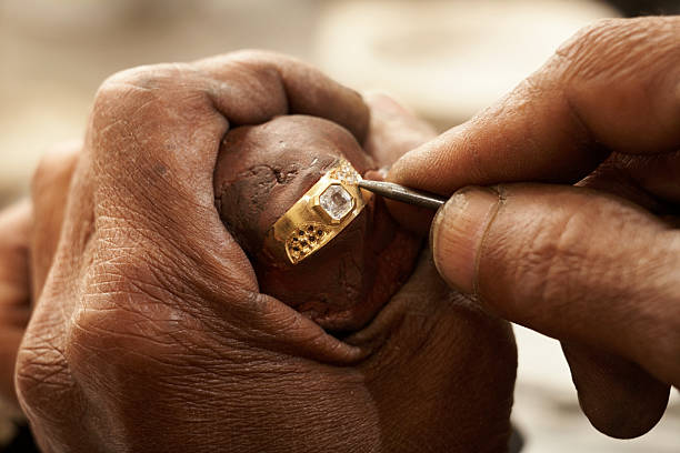 goldsmith con anello - jewelry craftsperson craft jeweller foto e immagini stock