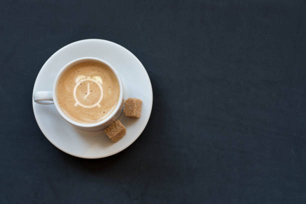 filiżanka kawy z mlekiem, cukrem trzcinowym i budzikiem na ciemnym tle. spacja kopiowania w widoku z góry - coffee time zdjęcia i obrazy z banku zdjęć