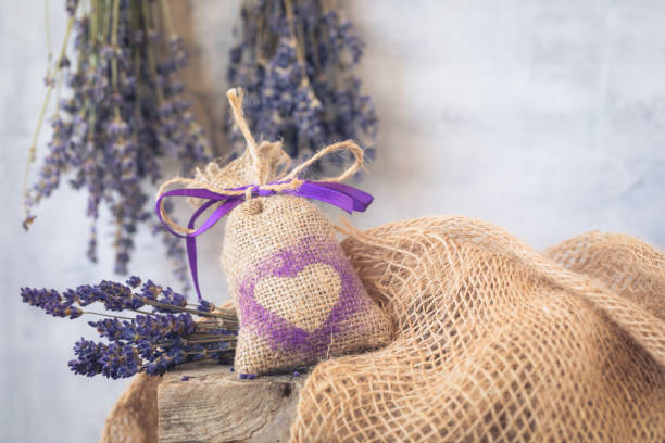 sachet de lavande sur le fond rustique - sachet de lavande photos et images de collection