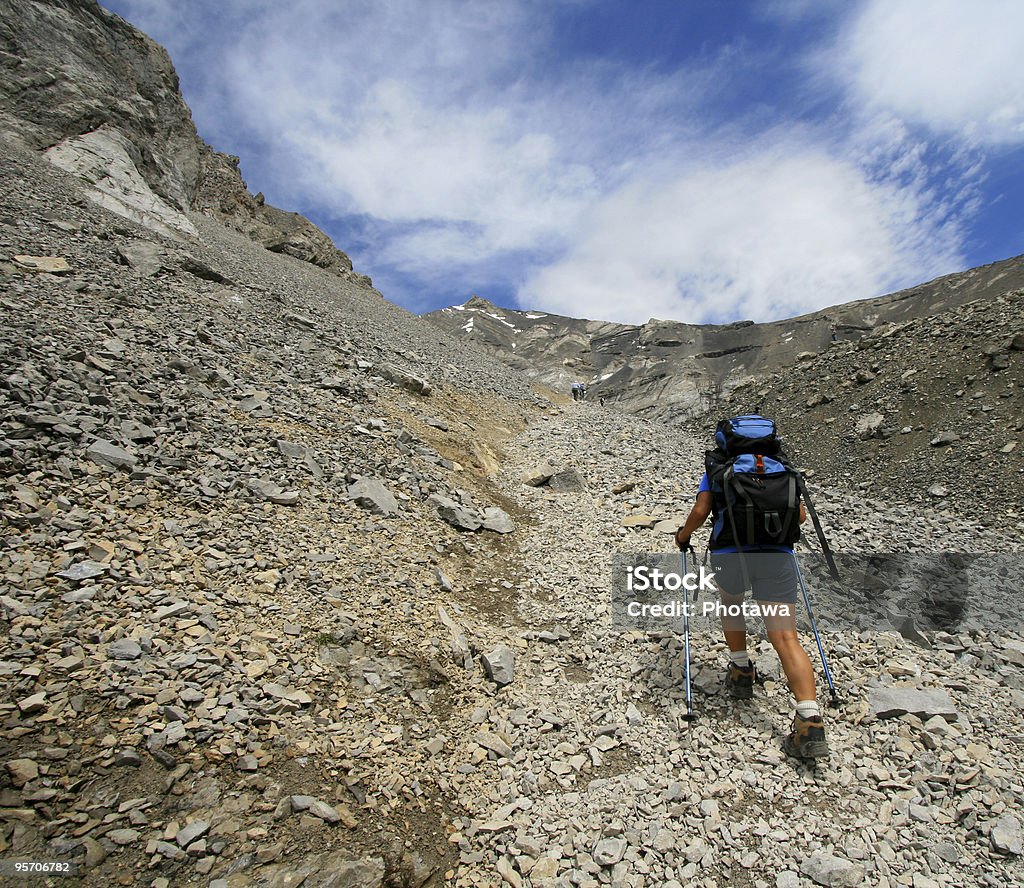 Hiking на Mountain Trail - Стоковые фото Активный образ жизни роялти-фри