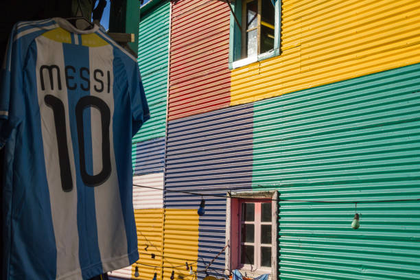 la chemise argentine de lionel messi exposés à côté des bâtiments colorés du quartier de la boca à buenos aires, - messy photos et images de collection