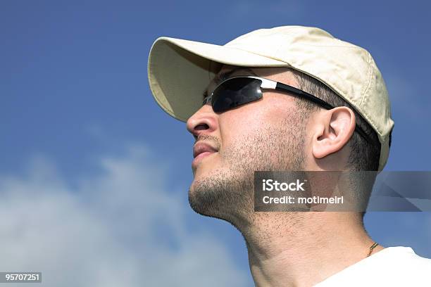 Photo libre de droit de Jeune Homme Sur Fond De Ciel banque d'images et plus d'images libres de droit de Adulte - Adulte, Barbe de 3 jours, Casquette de baseball