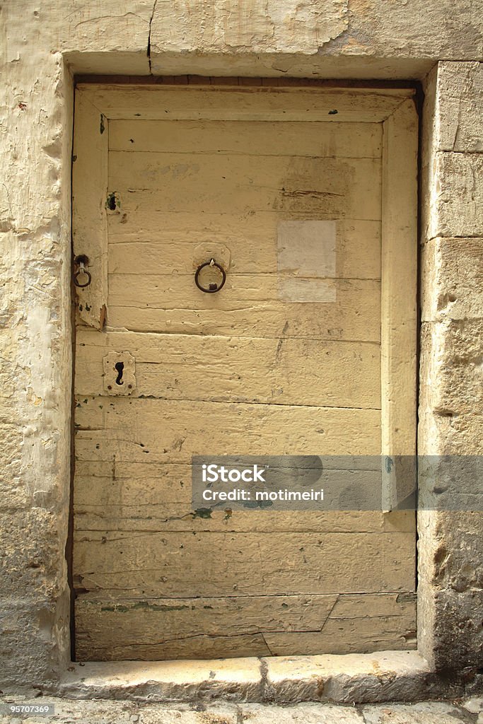 Porta em casa velha de Jerusalém - Foto de stock de Amarelo royalty-free