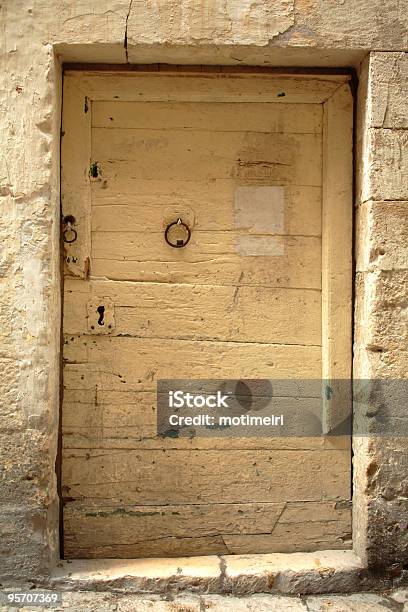 Foto de Porta Em Casa Velha De Jerusalém e mais fotos de stock de Amarelo - Amarelo, Antigo, Casa
