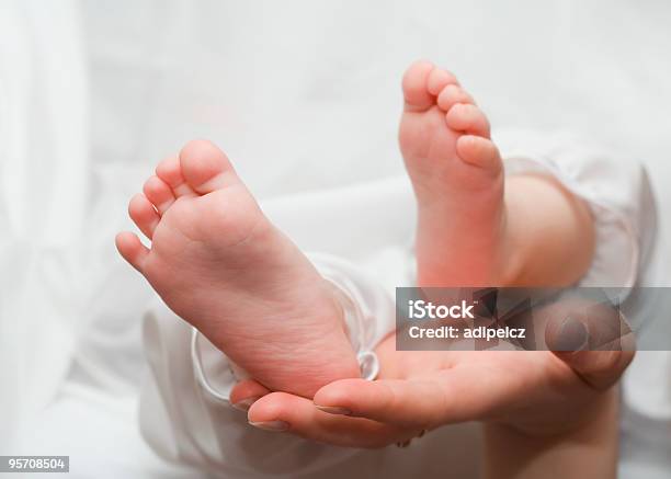 Babys Fuß In Palm Stockfoto und mehr Bilder von Alleinerzieherin - Alleinerzieherin, Baby, Barfuß