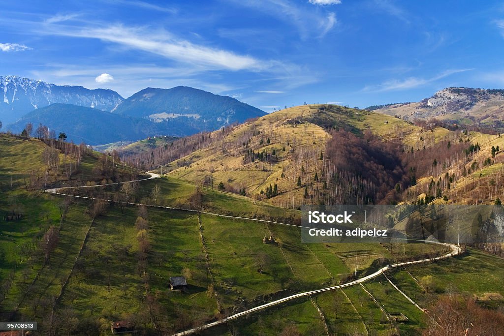Alpine Landschaft mit blauem Himmel und Wolken im Frühling - Lizenzfrei Agrarbetrieb Stock-Foto