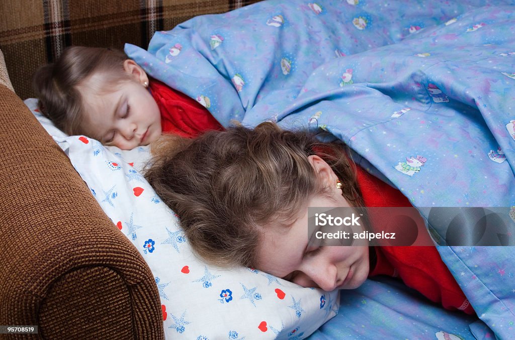 Madre y niño durmiendo juntos - Foto de stock de Acostado libre de derechos