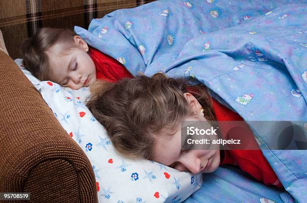 Madre Y Niño Durmiendo Juntos Foto de stock y más banco de imágenes de Acostado - Acostado, Actividades recreativas, Amor - Sentimiento