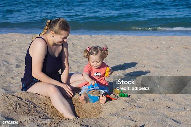 Matka I Dziecko Gra Na Plaży - zdjęcia stockowe i więcej obrazów Badanie - Badanie, Budować, Córka