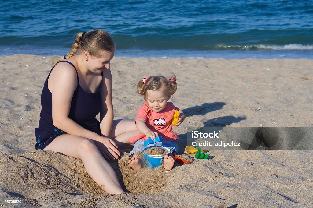 Mãe e criança brincando na praia - Foto de stock de Alegria royalty-free