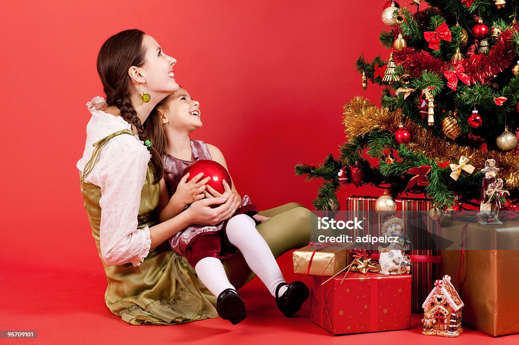 행복함 구슬눈꼬리 및 하위 근처 크리스마스 트리 - 로열티 프리 12월 스톡 사진