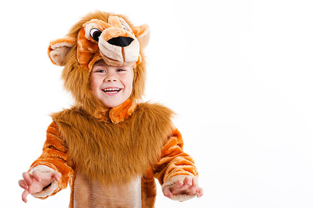 hübsches kleines mädchen, gekleidet in lion costume - costume halloween lion baby stock-fotos und bilder