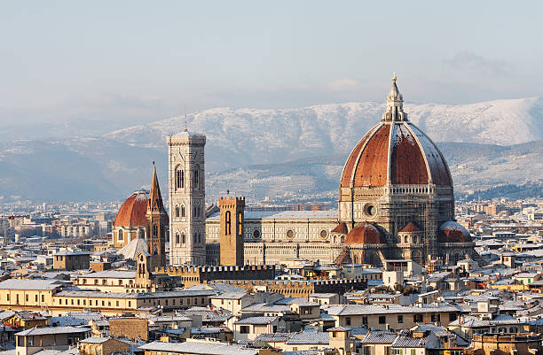 florence cupola di neve coperto - renaissance florence italy piazza duomo italy foto e immagini stock