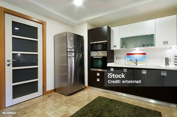 Foto de Grande Cozinha Doméstica Com Porta e mais fotos de stock de Apartamento - Apartamento, Armário, Arquitetura