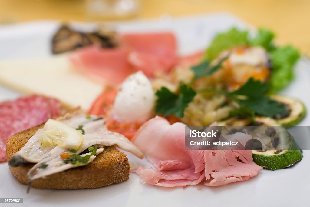 Appetising смешанных закусок на белой тарелки (мелкий DOF - Стоковые фото Без людей роялти-фри