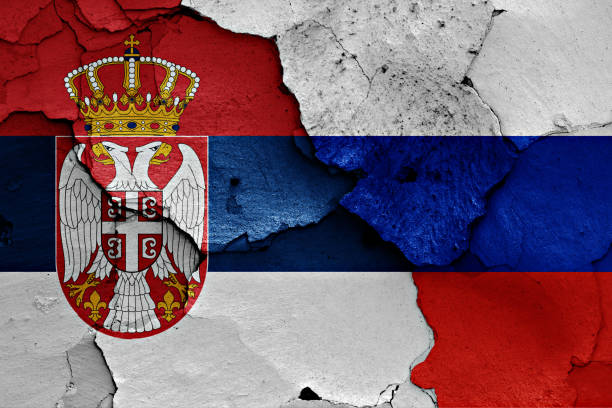 在破裂的牆壁上畫的塞爾維亞和俄國旗子 - 塞爾維亞 個照片及圖片檔