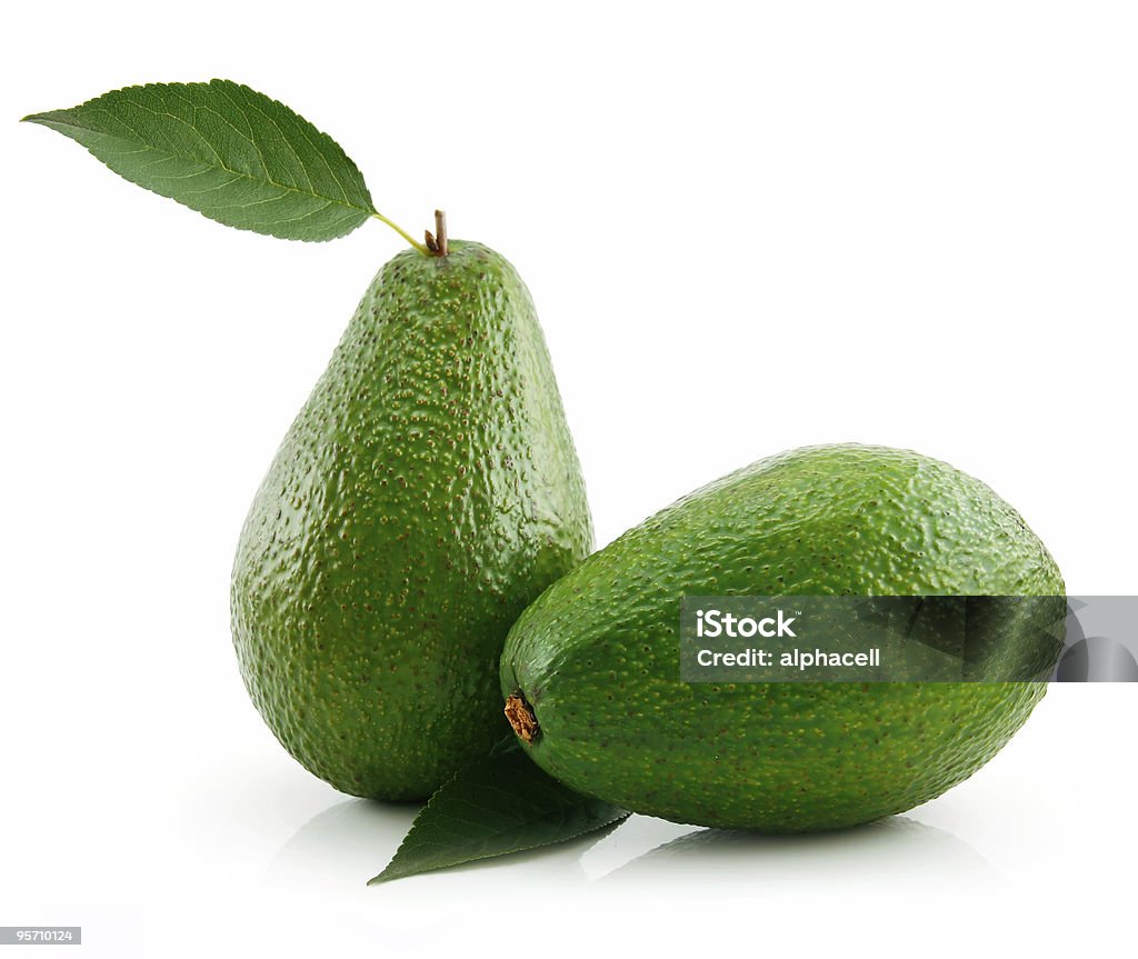 Avocado maturo con foglia verde isolato su bianco - Foto stock royalty-free di Alimentazione sana