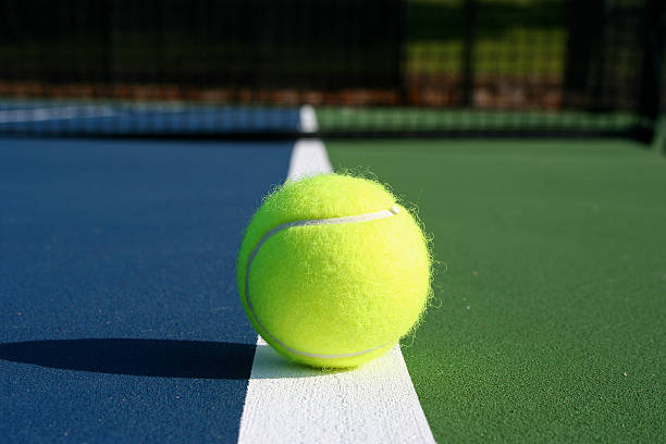 Bola de ténis no Court com líquidos em segundo plano - fotografia de stock
