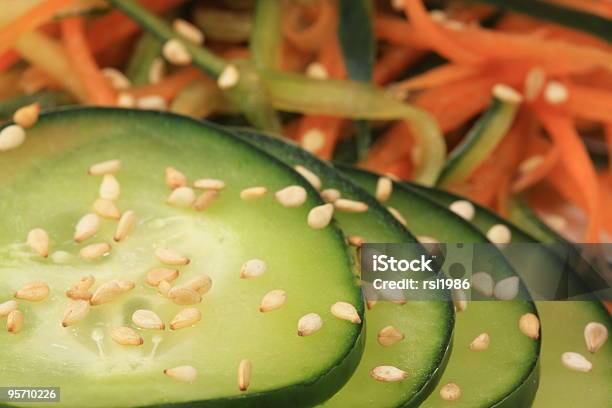 Salada De Pepino Cenoura - Fotografias de stock e mais imagens de Acompanhamento - Acompanhamento, Alimentação Saudável, Cenoura