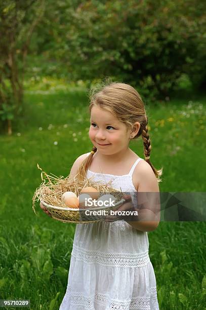 Kleines Mädchen Zu Ostern Stockfoto und mehr Bilder von 4-5 Jahre - 4-5 Jahre, Das Leben zu Hause, Ei