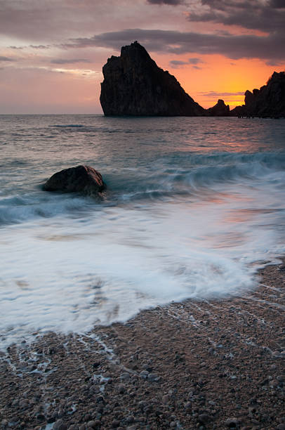 夕暮れ時の海 - zen like sea horizon over water blurred motion ストックフォトと画像