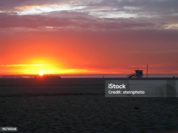 Zachód Słońca Plaża I Wieża Ratownika - zdjęcia stockowe i więcej obrazów Bez ludzi - Bez ludzi, Fotografika, Horyzont wodny