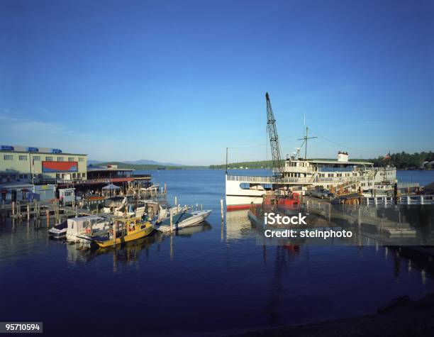 Foto de Docas E De Barco No Lago e mais fotos de stock de Atividade Recreativa - Atividade Recreativa, Azul, Cruzeiro