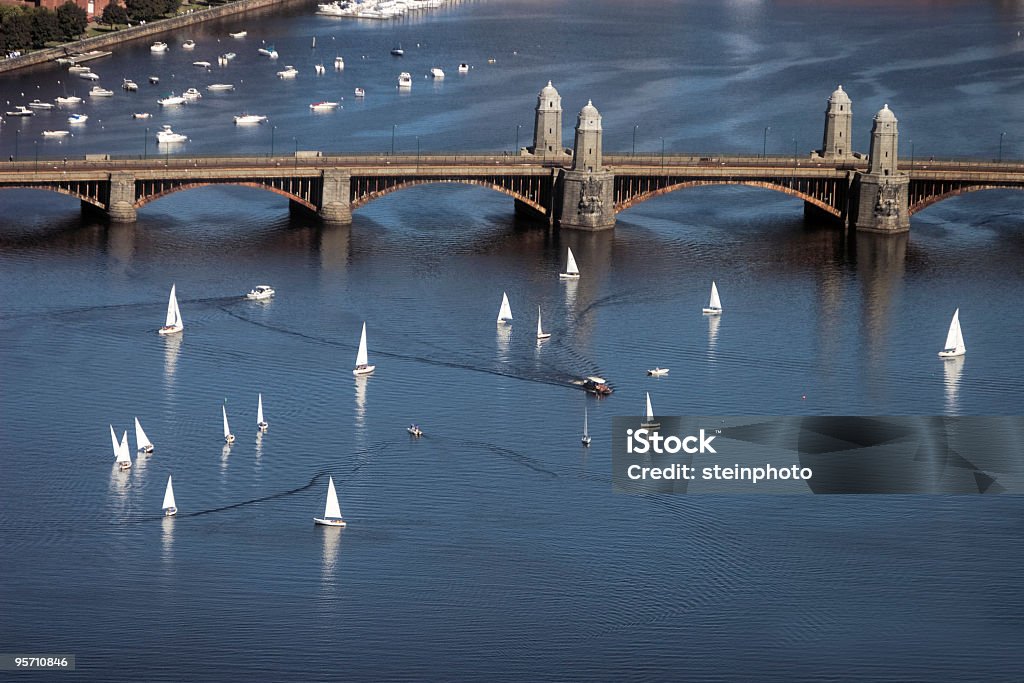 Veleros en el río Charles y puente Longfellow - Foto de stock de Agua libre de derechos