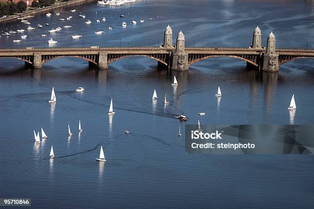 Barcos À Vela Sobre O Rio Charles E Ponte Longfellow - Fotografias de stock e mais imagens de Boston - Massachusetts