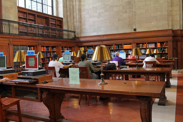 new york public library, sala de leitura - new york city new york public library indoors bookshelf - fotografias e filmes do acervo