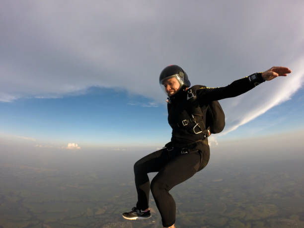 istock Skilled and brave woman in free fall 957112466