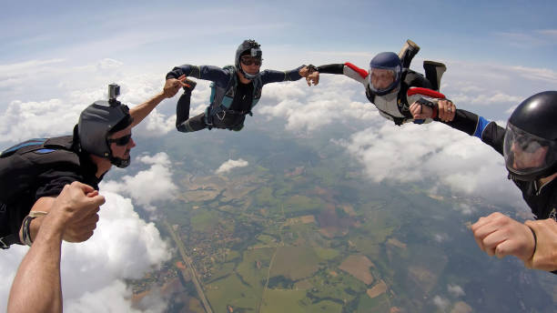 punto di vista paracadutismo - skydiving action activity adrenaline foto e immagini stock
