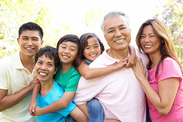 retrato de familia en el parque de grupo - filipino fotografías e imágenes de stock