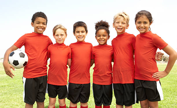 jóvenes, niños y niñas en el equipo de fútbol americano - campeonato deportivo juvenil fotografías e imágenes de stock