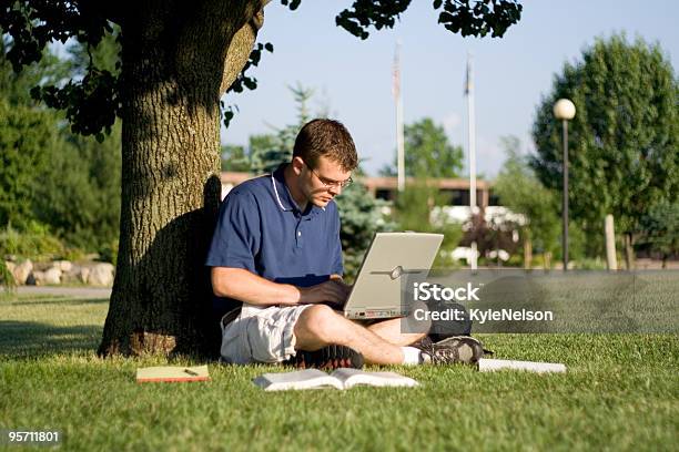 Photo libre de droit de Collège Étudiant En Plein Air banque d'images et plus d'images libres de droit de Adolescent - Adolescent, Adulte, Amitié