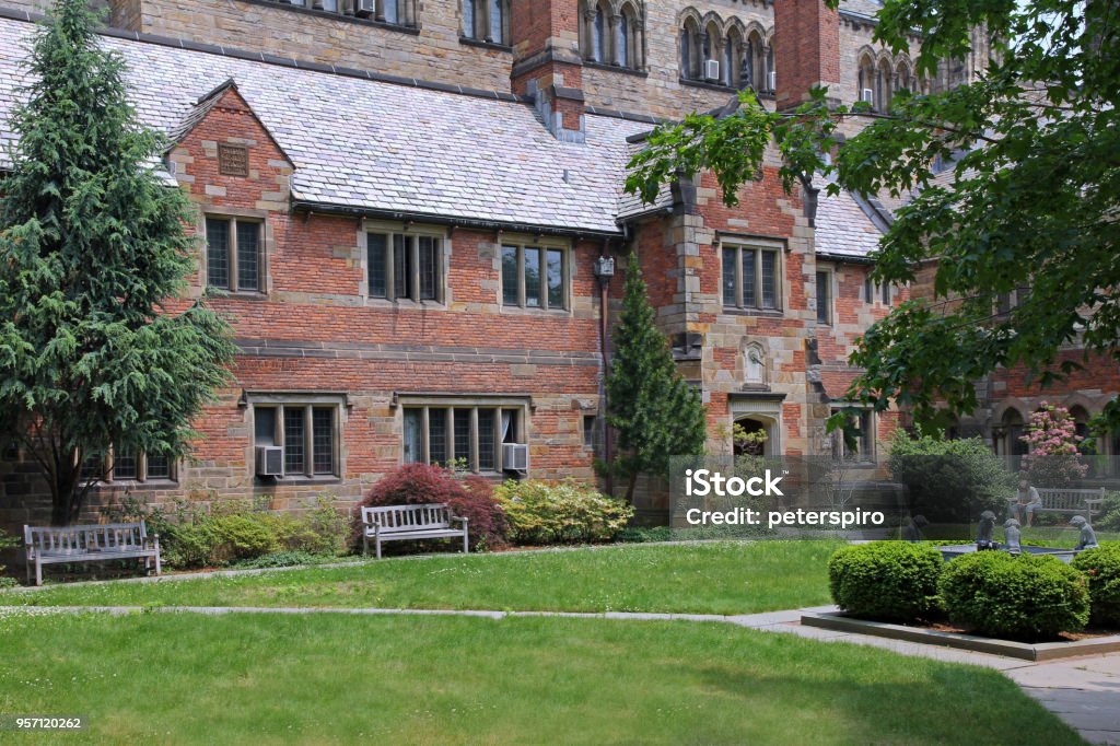 college courtyard with lawn Yale University Stock Photo