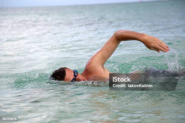 Photo libre de droit de Jeune Homme Swiming Dans Leau Des Océans banque d'images et plus d'images libres de droit de Adulte - Adulte, Bleu, Bonheur