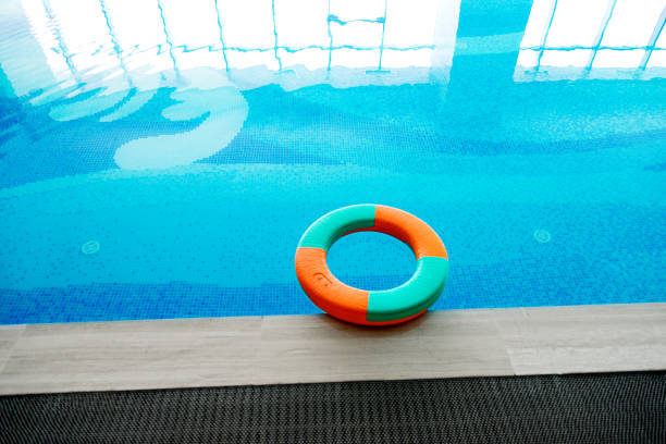 einzelne boje am schwimmbad - swimming pool inner tube toy float stock-fotos und bilder