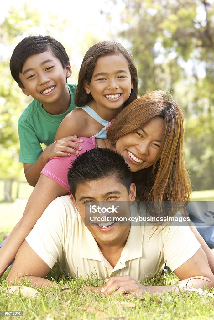 Rodzina cieszy się dzień w parku - Zbiór zdjęć royalty-free (Filipińczycy)