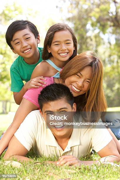 Rodzina Cieszy Się Dzień W Parku - zdjęcia stockowe i więcej obrazów Filipińczycy - Filipińczycy, Rodzina, Dziecko