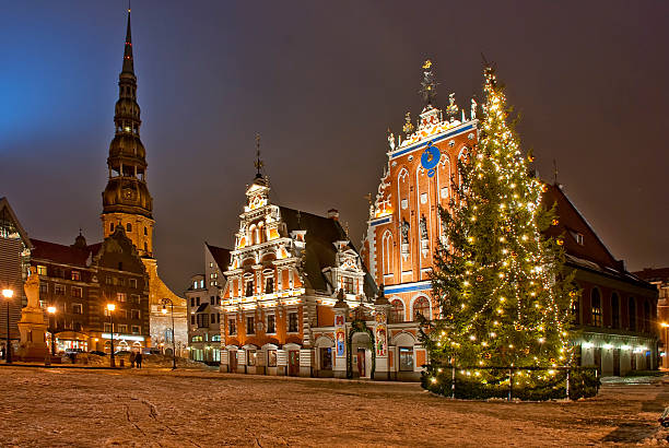 riga no natal - riga baltic countries europe night - fotografias e filmes do acervo