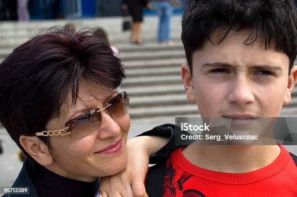 Mutter Und Sohn Stockfoto und mehr Bilder von Einzelveranstaltung - Einzelveranstaltung, Eltern, Erwachsene Person