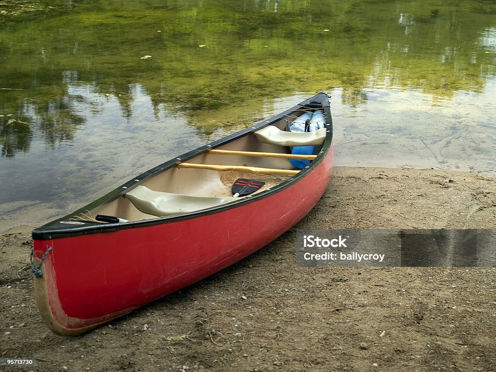 El Canoa rojo - Foto de stock de Canoa libre de derechos