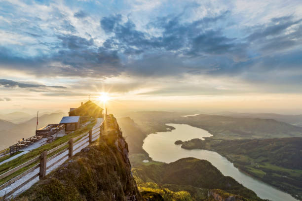 lago mondsee al tramonto da schafbergspitze - tramonto sul monte schafberg, - wolfgangsee foto e immagini stock